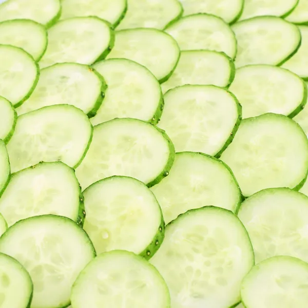 Oppervlak bedekt met een plakjes komkommer — Stockfoto