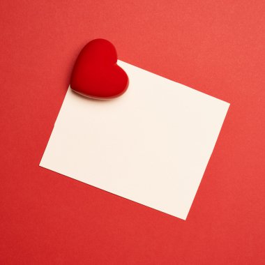 kalp ile kaplı beyaz boş tebrik kartı