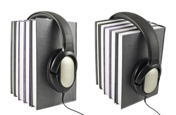 Knihy s sluchátka na izolované — Stock fotografie