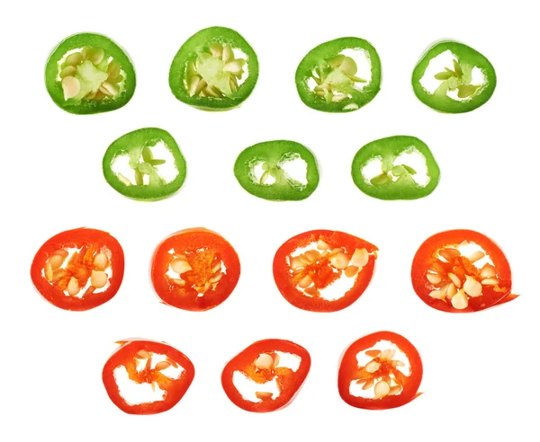Pokrojone w kawałki papryka chili na białym tle — Zdjęcie stockowe