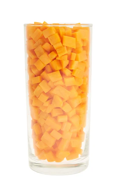 Vidro cheio de pedaços de cenoura isolados — Fotografia de Stock