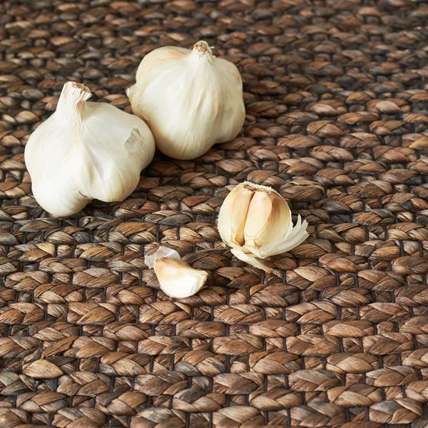 Garlic over a wicker surface — Stock Photo, Image