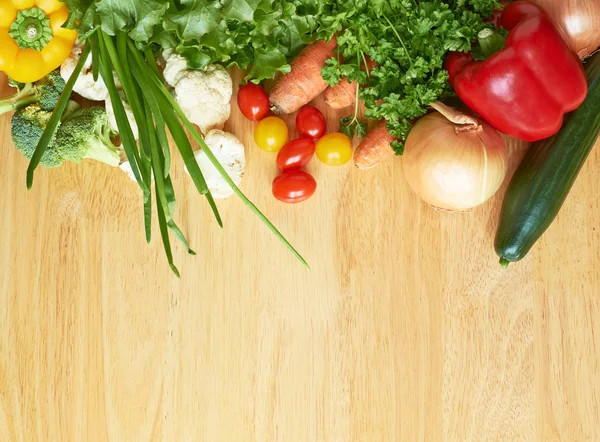 ahşap arka plan üzerinde sağlıklı organik sebze