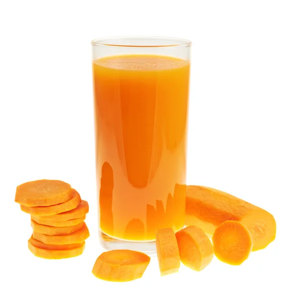Pokrojone kawałki marchewki obok butelkę soku — Zdjęcie stockowe
