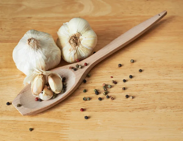 Knoflook in een houten lepel — Stockfoto