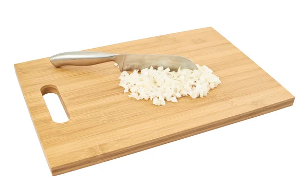 Pokroić w kawałki cebulę nad deska do krojenia — Zdjęcie stockowe
