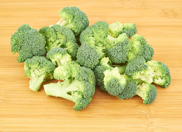 Stapel van broccoli stukken — Stockfoto