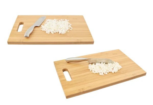 Cut in pieces onion over cutting board — Stock Photo, Image