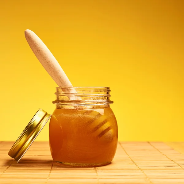 Wooden Honey dipper dalam botol madu — Stok Foto