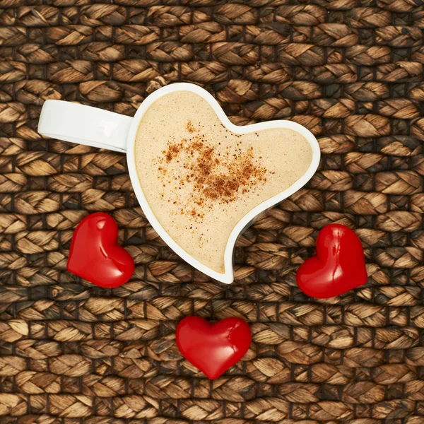 Tazza di caffè su un vimini — Foto Stock