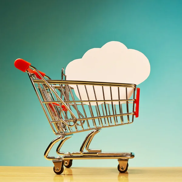Forma de nube dentro del carrito de compras —  Fotos de Stock