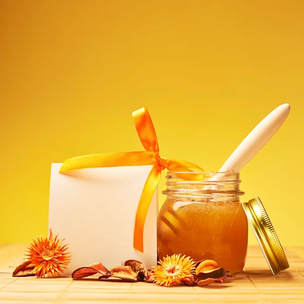 Honey jar and blank card — Stock Photo, Image