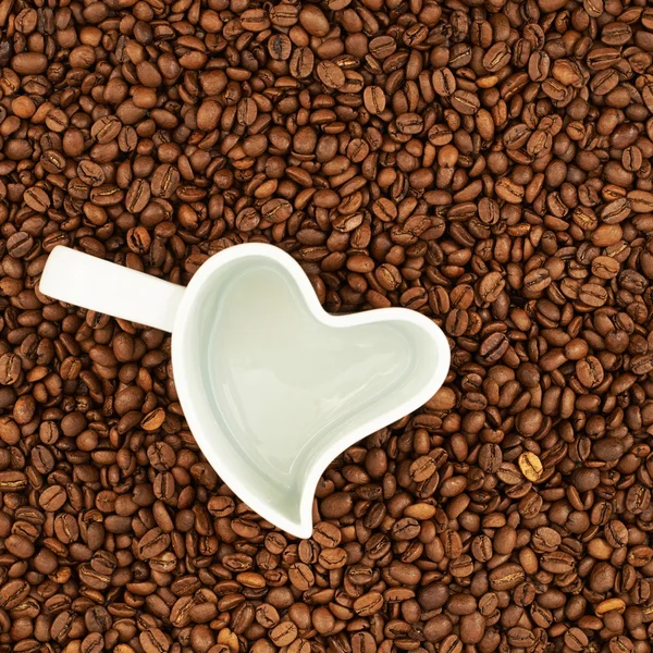 Empty cup in coffee beans — Stock Photo, Image