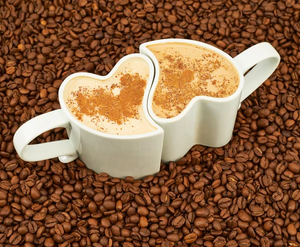 Tassen auf Kaffeebohnen — Stockfoto