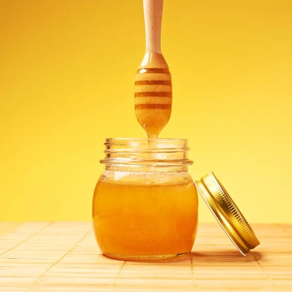 Guci madu dengan komposisi dipper kayu — Stok Foto