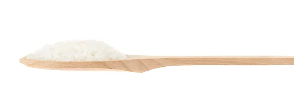 Colher de madeira cheia de cristais de sal — Fotografia de Stock