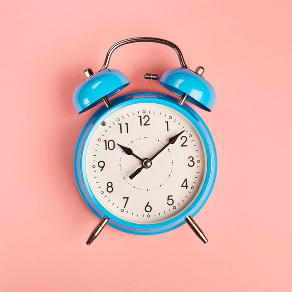 синий будильник