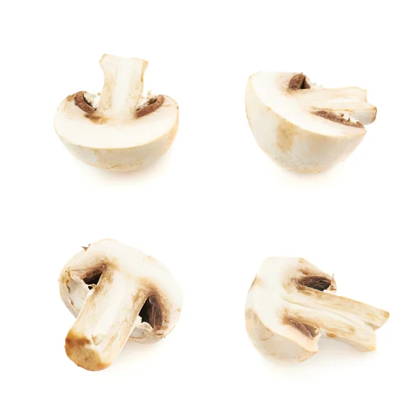 Разрезанные пополам шампиньонские грибы — стоковое фото