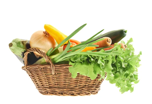 Différents légumes dans le panier — Photo