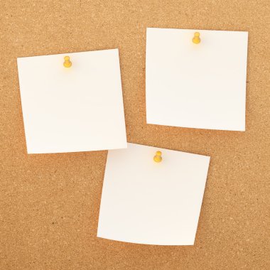 kare kağıt notları cork board üzerinde