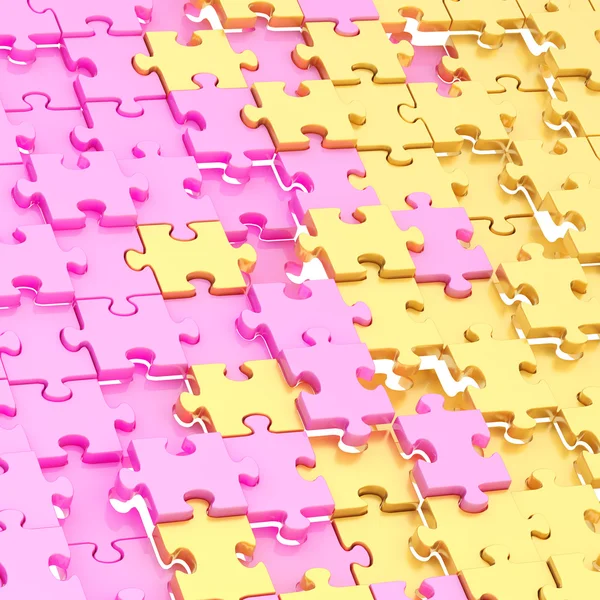 Поверхность хаотично покрыта розовыми и золотыми глянцевыми кусочками головоломки в качестве фоновой композиции — стоковое изображение Абстрактная головоломка — стоковое фото