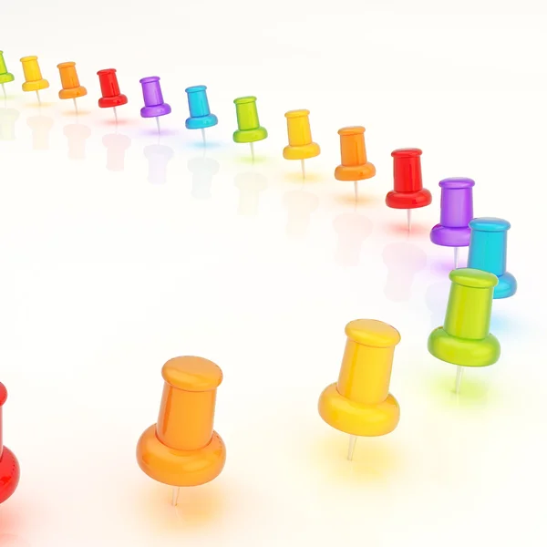Линия офисных красочных булавок, помещенных в белую отражающую поверхность в качестве фоновой композиции — стоковое изображение Состав штифтов — стоковое фото