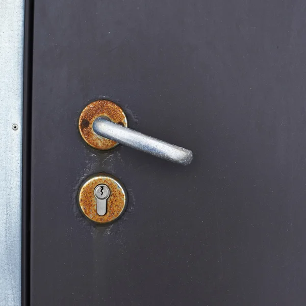 Oude zwart deur handvat en vergrendelen — Stockfoto