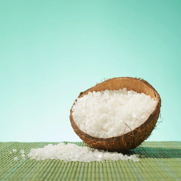Casca de coco cheia de sal — Fotografia de Stock