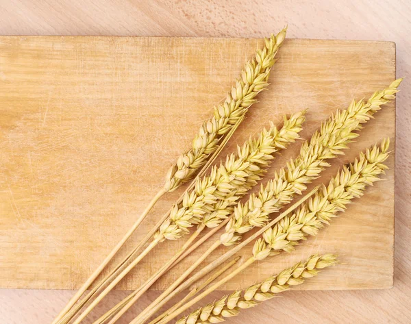 Ears of wheat with cutting board — Stock Photo, Image