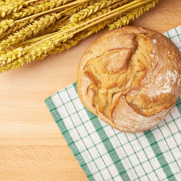 Orejas de trigo y pan — Foto de Stock