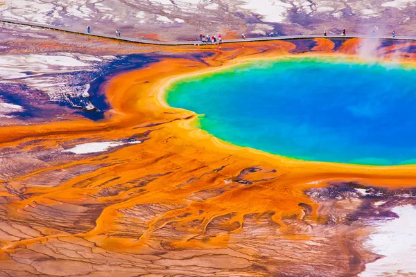Die weltberühmte prismatische Quelle im Yellowstone Nationalpark lizenzfreie Stockfotos