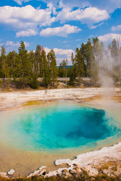 Bella piscina Blue Hot Spring nel parco nazionale di Yellowstone — Foto Stock