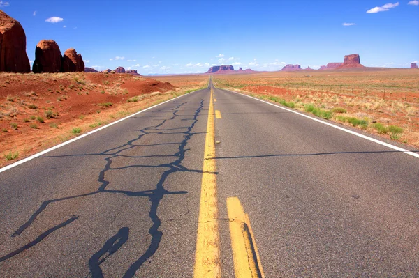 在纪念碑山谷中，犹他州的沙漠路 — 图库照片
