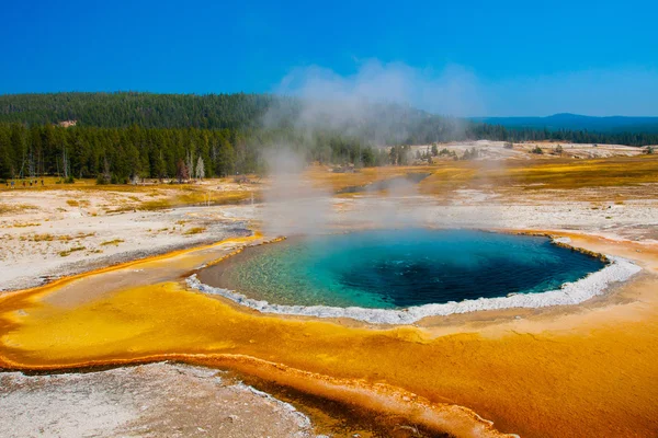 Bella piscina Blue Hot Spring nel parco nazionale di Yellowstone — Foto Stock