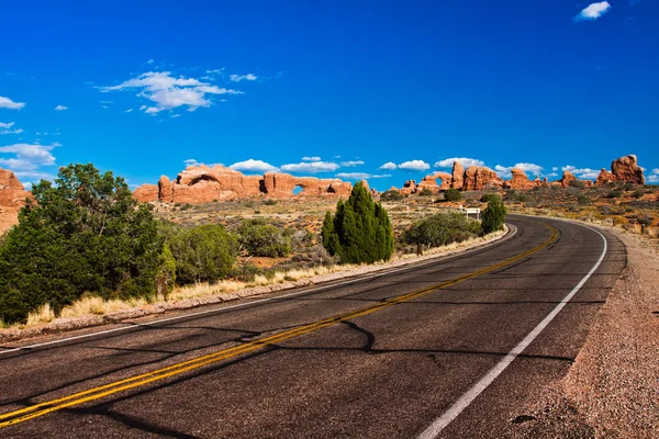 Estrada do Deserto no Parque Nacional dos Arcos, Utah — Fotografia de Stock