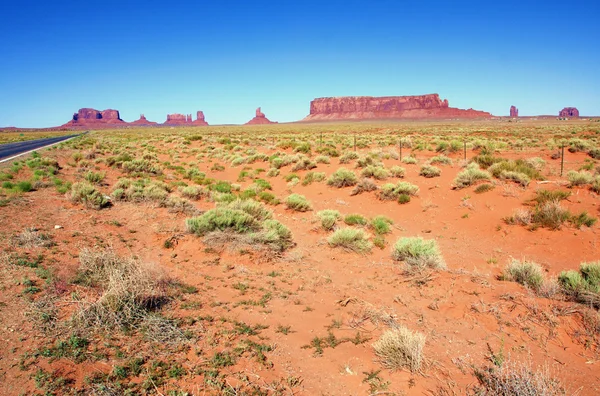 A klasszikus nyugati táj, a Utah állambeli Monument Valley — Stock Fotó