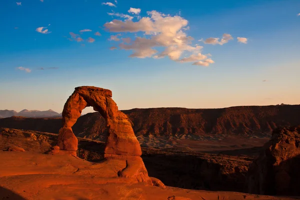 Dedicar o pôr do sol do arco em Arches National Park, Utah — Fotografia de Stock