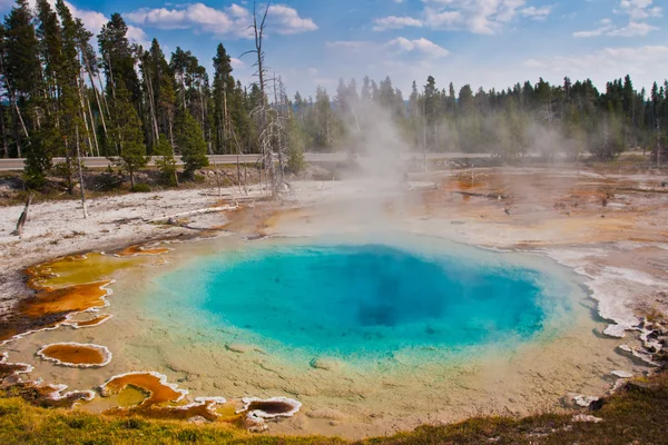 Бассейн Blue Hot Spring в национальном парке Йеллоустоун — стоковое фото