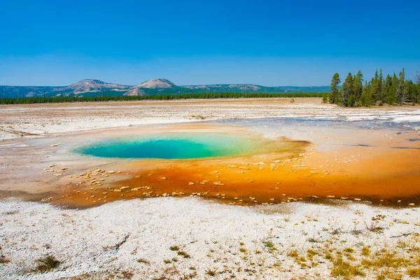 Bela piscina termal no Parque Nacional de Yellowstone — Fotografia de Stock