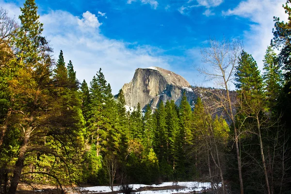 Pół Kopuła skały, symbol Parku Narodowego yosemite, california — Zdjęcie stockowe