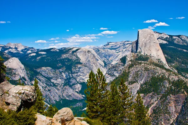 Half Dome en el Parque Nacional Yosemite, California — Foto de Stock
