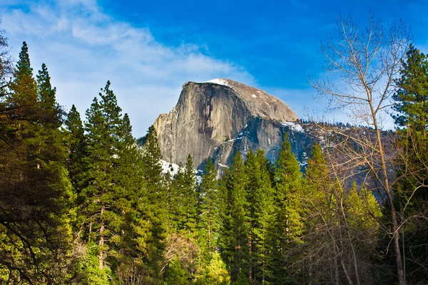 Halv kupol rock, landmarken av yosemite national park, Kalifornien — Stockfoto