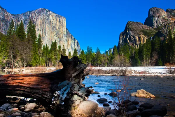 Vale de Yosemite no Parque Nacional de Yosemite, Califórnia — Fotografia de Stock