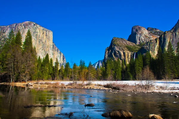 Vale de Yosemite no Parque Nacional de Yosemite, Califórnia — Fotografia de Stock