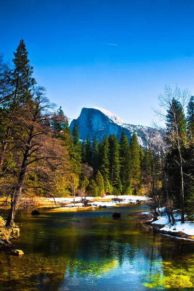 Half Dome Rock, das Wahrzeichen des Yosemite-Nationalparks in Kalifornien — Stockfoto