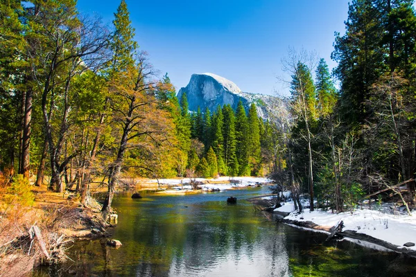 Halve koepel rock, de mijlpaal van yosemite national park, Californië — Stockfoto