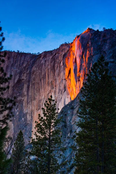 Paardestaart valt verlicht omhoog tijdens zonsondergang in yosemite national park, Californië — Stockfoto