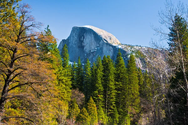 一半的圆顶岩石，具有里程碑意义的优胜美地国家公园，加利福尼亚州 — 图库照片