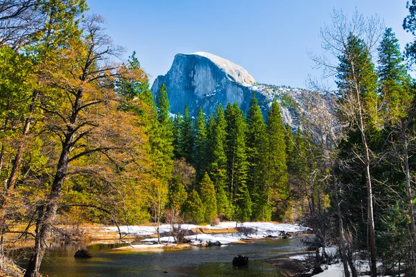 Yarım kubbe kaya, yosemite Milli Parkı, california landmark — Stok fotoğraf