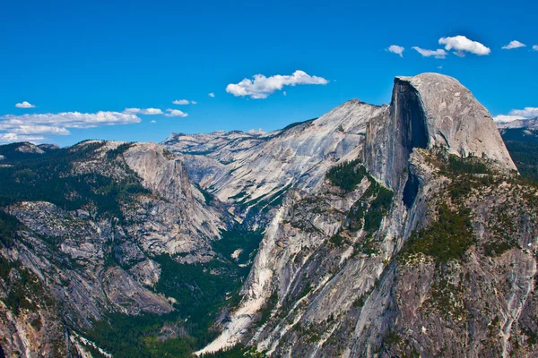 Half Dome Rock, o marco do Parque Nacional de Yosemite, Califórnia — Fotografia de Stock